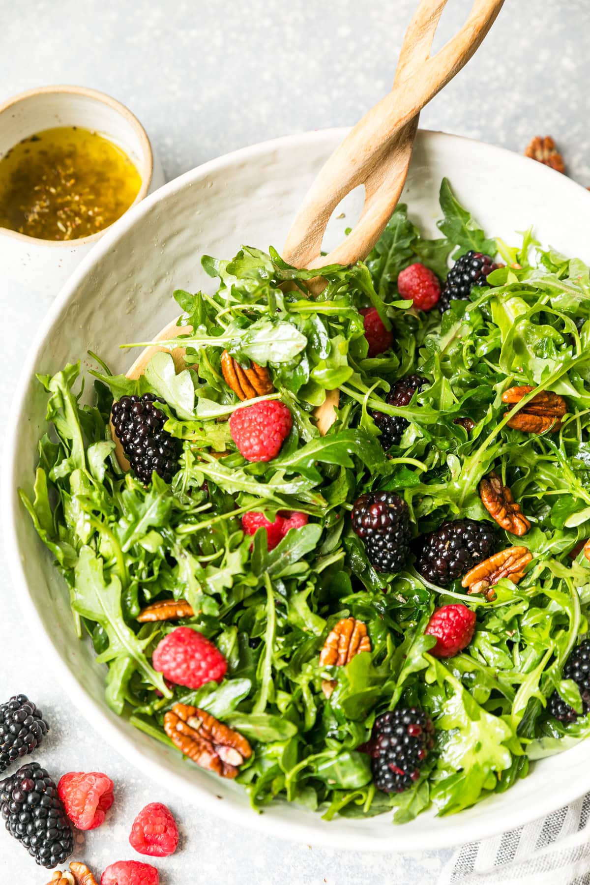 Ensalada verde con frutos rojos y nuez