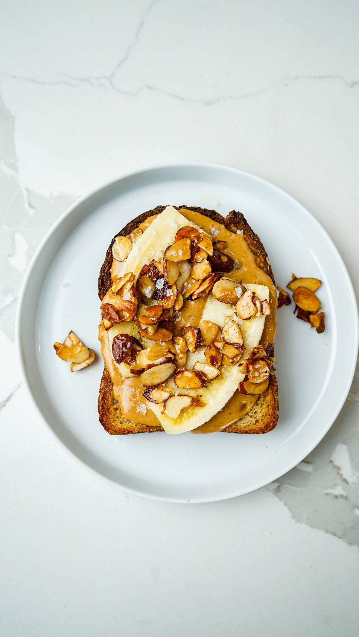 Toast de plátano con mantequilla de cacahuate y almendra