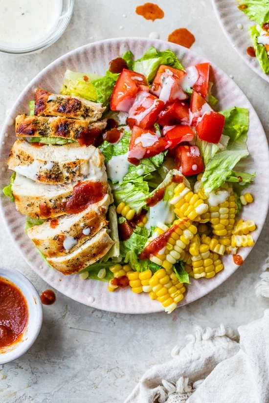Ensalada de pollo con elote y jitomate