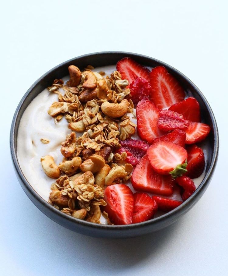 Yoghurt con fresas, granola y chía